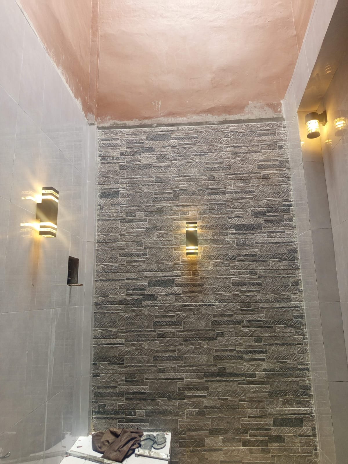 Pemasangan Keramik dan Lampu person